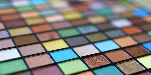 Machiaj de toamnă: culori calde și trucuri pentru un look impecabil în zilele răcoroase