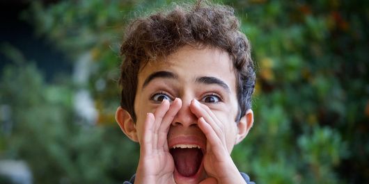 Ghiozdanul pare greu, dar sufletul mai mult – cum să susții copilul în anii de școală