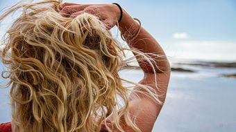 (P) Produse recomandate de hairstiliști pentru părul blond vopsit în 2025 - 5 variante potrivite din care să alegi