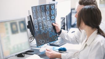 (P) Scleroza multiplă: înțelegerea bolii și metode eficiente de recuperare