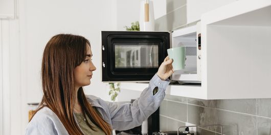 Trucul care te ajută să cureți cuptorul cu microunde în doar câteva minute, fără pic de efort
