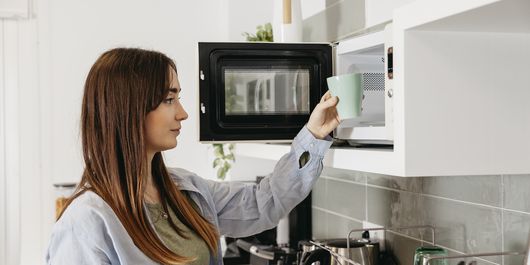 Trucul care te ajută să cureți cuptorul cu microunde în doar câteva minute, fără pic de efort