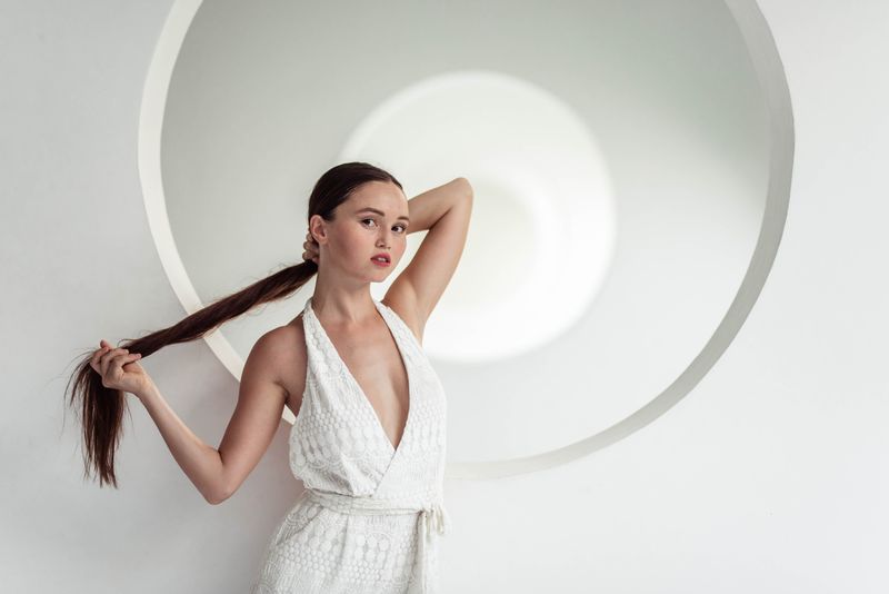 Cum să &icirc;ți &icirc;ngrijești părul de v&acirc;ntul rece de toamnă și de schimbările de temperatură?