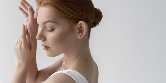 Tenul tău are nevoie de o nouă rutină în anotimpul de toamnă. Ce schimbări să faci în luna noiembrie