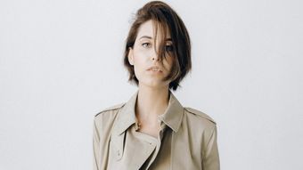 (P) Trench-ul: de la Audrey Hepburn la social media - povestea unei iubiri fără vârstă