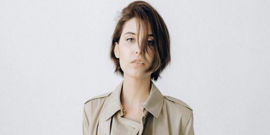 (P) Trench-ul: de la Audrey Hepburn la social media - povestea unei iubiri fără vârstă