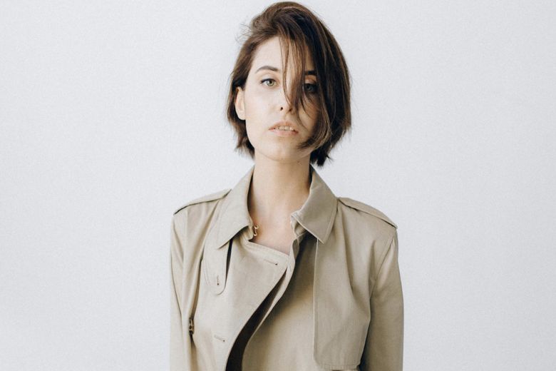 (P) Trench-ul: de la Audrey Hepburn la social media - povestea unei iubiri fără vârstă