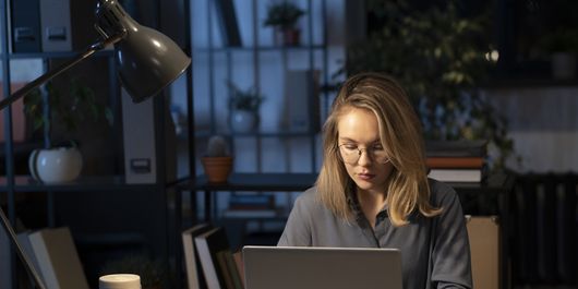 Horoscop 26 noiembrie 2025. O zodie lucrează din greu pentru a termina un proiect