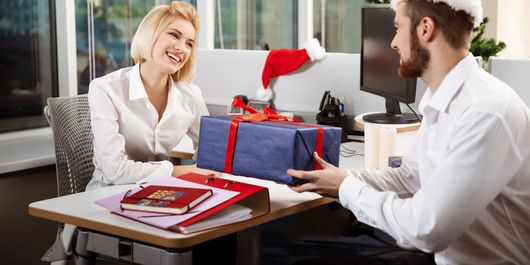 Cele mai amuzante cadouri de Secret Santa pentru femei și bărbați