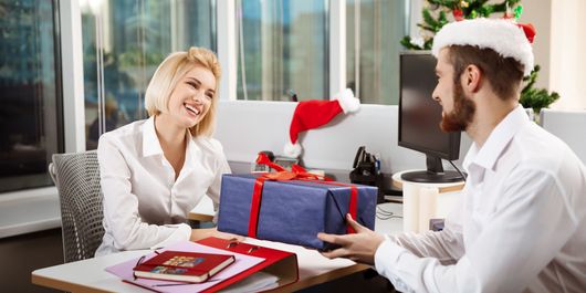 Cele mai amuzante cadouri de Secret Santa pentru femei și bărbați