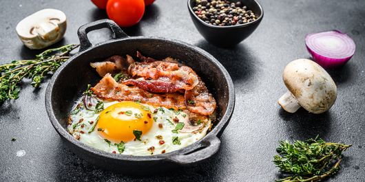 Cum se prăjesc carnea și ouăle corect pentru ca uleiul să nu sară