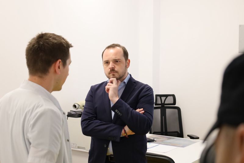 fetita de doar 2 anisori