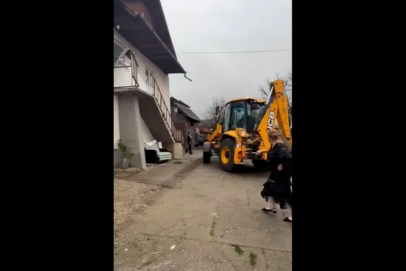 Mireasă luată cu exacavatorul