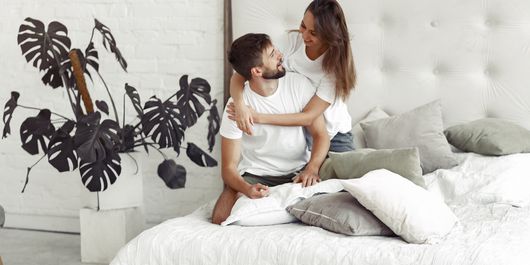 VIDEO Cum amenajezi dormitorul în stil Feng Shui ca să îți meargă bine în cuplu. Un pat cu două saltele poate conduce la despărțire