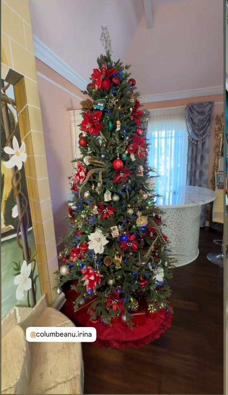 Bradul împodobit de Irina și Monica