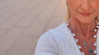 Cum pregătește Elwira Petre Bûche De Noël sau buturuga de Crăciun: „ Scot ruloul din frigider și tai capetele. Se poate decora cu ce vă place.”