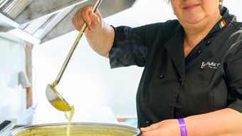 Cum pregătește Gina Bradea maioneza. Cu siguranță gospodinele trebuie să știe asta înainte de sărbători: “Am obținut o maioneză frumoasă fără pic de ou crud.”