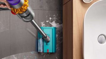 (P) Românii și rutina de curățenie: studiul Dyson Wet Cleaning dezvăluie că mulți schimbă apa doar când murdăria se vede cu ochiul liber