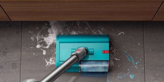 (P) Românii și rutina de curățenie: studiul Dyson Wet Cleaning dezvăluie că mulți schimbă apa doar când murdăria se vede cu ochiul liber