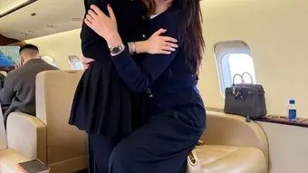 Irina Columbeanu, apariție alături de mama ei, într-un avion privat. Cât costă geanta pe care o purta