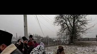 O bunicuță a sfâșiat inimile de sărbători. Lecția importantă oferită de un grup de colindători care au ajuns la poarta ei