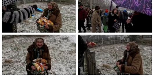 O bunicuță a sfâșiat inimile de sărbători. Lecția importantă oferită de un grup de colindători care au ajuns la poarta ei