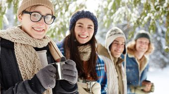 Mamele își pregătesc copiii pentru școală. Când urmează ca elevii să se întoarcă în bănci