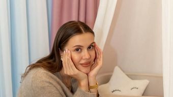 Peripețiile se țin lanț pentru Emily Burghelea atunci când pleacă în vacanțe. După ce a zburat cu un avion avariat, aceasta a ajuns la poliție: 