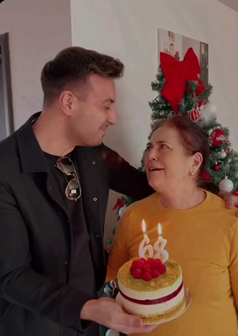 Valentin Sanfira și mama lui