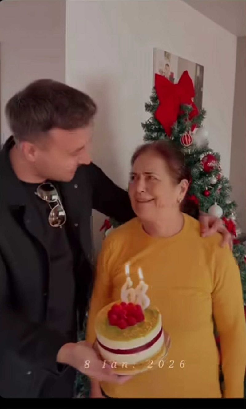 Valentin Sanfira și mama lui