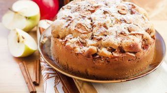 Secretul culinar pe care se bazează Majda, atunci când pregătește un tort cu mere, caramel și scorțișoară... răsturnat! 