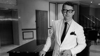 Mama lui Adrian Sînă s-a stins din viață! Amintirea pe care a postat-o artistul, alături de cea care i-a dat naștere: “Eram doar trei frați și o lume întreagă.”