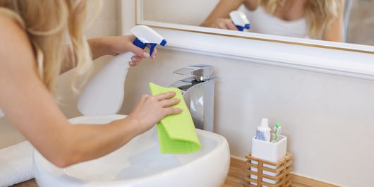 Scapă rapid de calcarul din baie. Secretul pentru ca chiuveta și cada să strălucească