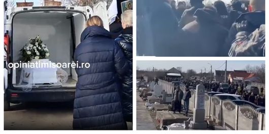 FOTO Cu greu a putut înainta să își conducă fiul pe ultimul drum! Mama lui Alin, sfâșiată de durere și lipsită de putere în ziua înmormântării fiului său