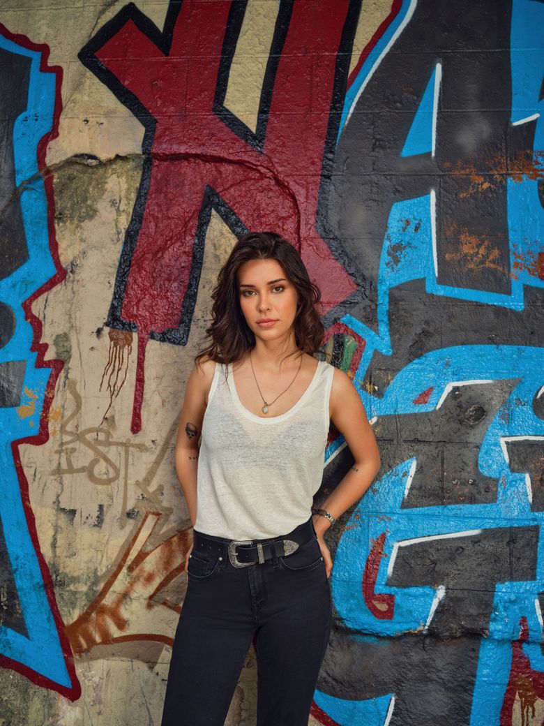 Cunoscuta actriță Devrim Özkan a revenit la Kanal D în rolul polițistei sexy din “O nouă șansă” Personajul care a declanșat fenomenul „SadGül” în Turcia și a cucerit milioane de telespectatori