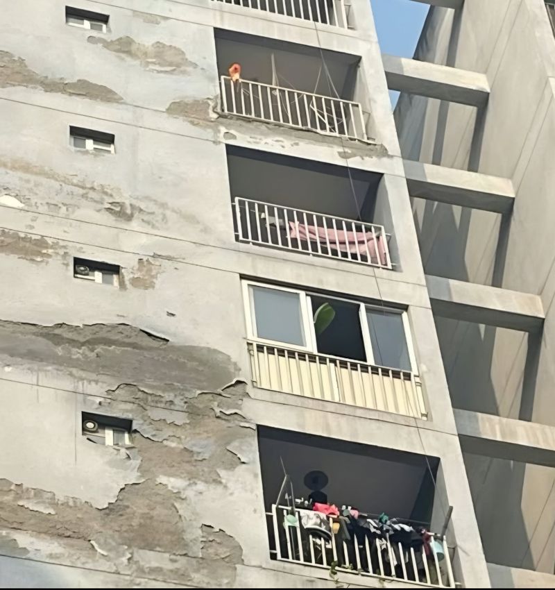 Blocul de la care au căzut