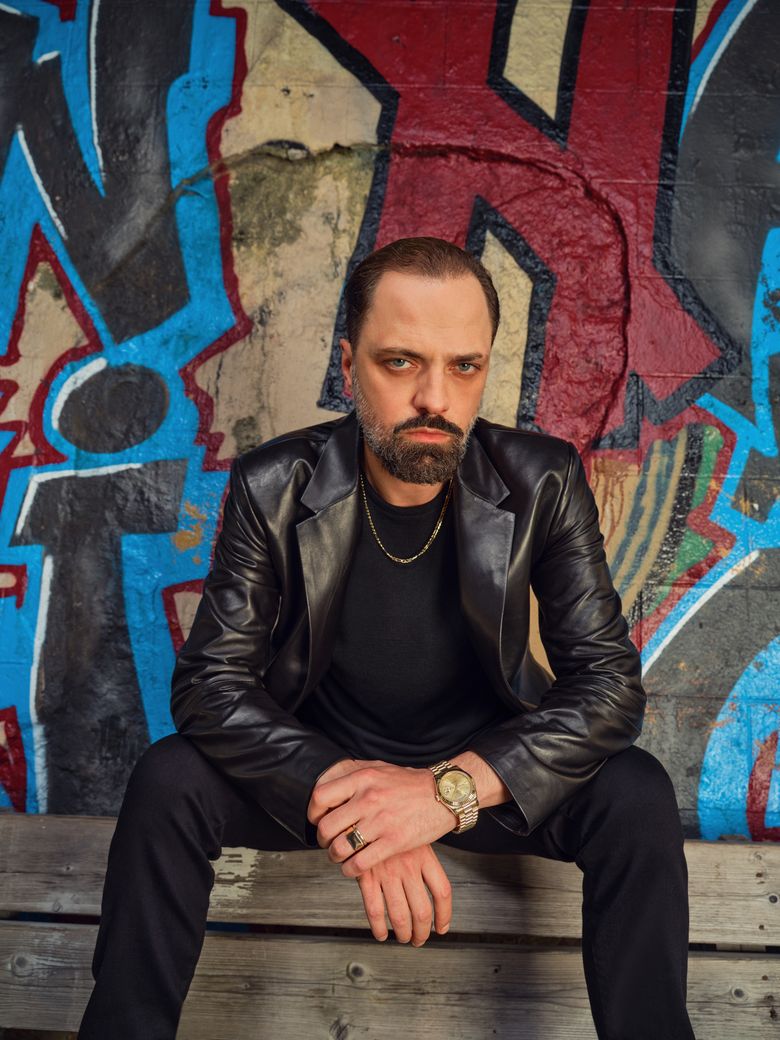 De la necruțătorul Vlad Țepeș la delincventul convertit în mentor, din “O nouă șansă” Ertan Saban uimește de fiecare dată prin versatilitatea sa în interpretarea unor partituri actoricești memorabile