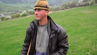 Tânărul ciobănaș Ionuț Lazăr a scos la iveală realitatea dură a crescătorilor de animale! Câți bani primea pe litrul de lapte? „Asta e batjocură!”