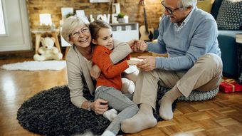 Anunț pentru pensionare! Iată cine va primi 600 de lei de sărbători, dar și 100 de lei lunar pentru plata facturilor