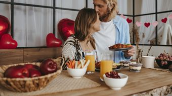 Idei de mic dejun pentru Ziua Îndrăgostiților. Cum să îți surprinzi partenera încă de la prima oră a dimineții