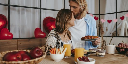 Idei de mic dejun pentru Ziua Îndrăgostiților. Cum să îți surprinzi partenera încă de la prima oră a dimineții