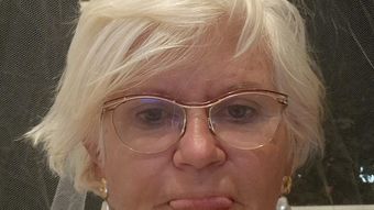 Ce spune Monica Tatoiu despre frumusețea la 60 de ani? „Am proteză totală. Se mișcă aia în gură. Nu pot să mănânc. Tu îmi spui mie că sunt frumoasă?”