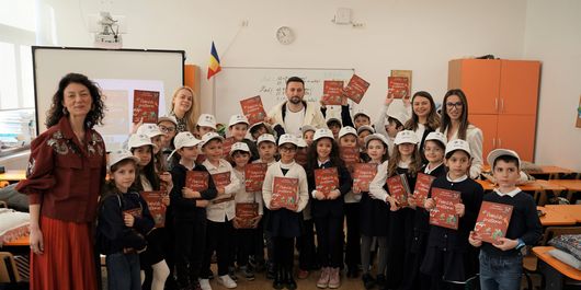 Mihai Ghiță și Radu Andrei Tudor, cititori de povești, în mijlocul elevilor unei școli din Capitală 