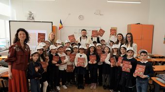 Mihai Ghiță și Radu Andrei Tudor, cititori de povești, în mijlocul elevilor unei școli din Capitală 