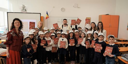 Mihai Ghiță și Radu Andrei Tudor, cititori de povești, în mijlocul elevilor unei școli din Capitală 