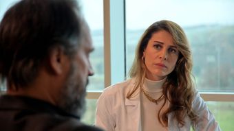 Ebru Özkan Saban, actriţa din „Pe mâini bune”, destin ca în filme De la vânzarea biletelor de autobuz la faima mondială