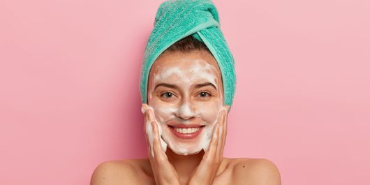 (P) Tenul predispus la acnee: cum alegi o rutină de îngrijire eficientă