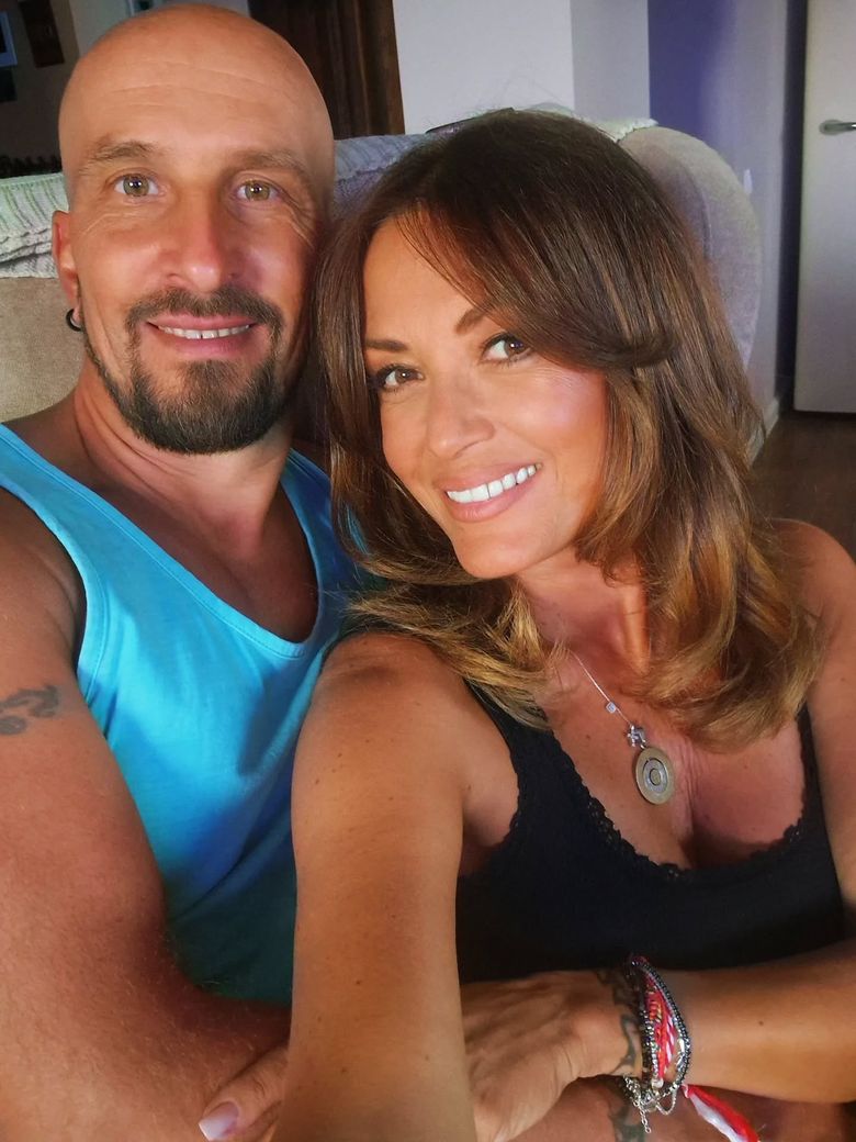 Simina Loica, acuzată că a distrus căsnicia lui Jador! Tânăra a primit un val de critici, în mediul online: „Dacă e adevărat că ți-ai băgat ghearele în familia lui Jador...”