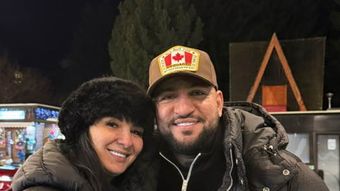 Cum a reușit Costel Biju să o cucerească pe soția lui. Artistul și Andreea formează o familie frumoasă de ani buni: „Am luat microfonul și am cântat.”