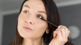 Cum se aplică mascara corect, pentru cele mai bune rezultate. Greșeala pe care o fac multe persoane